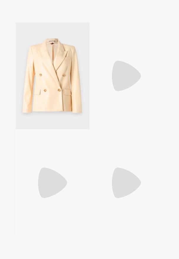 Beige dubbele blazer met een glanzende afwerking, notch-revers, gouden knopen en twee voorzakken. Gemaakt van een gladde stof.; Zwart katoenen T-shirt met korte opgerolde mouwen, een ronde halslijn en een rood label. Glad textuur, aansluitende pasvorm met minimale details.; Roze op maat gemaakte broek met een rechte pijpdesign, voorzien van een gladde textuur en scherpe plooien aan de voorkant.; Zwarte leren hoge hak schoen met een spitse neus, enkelbandje en een dunne hak. Gladde textuur met een gouden accent op de hakbasis.