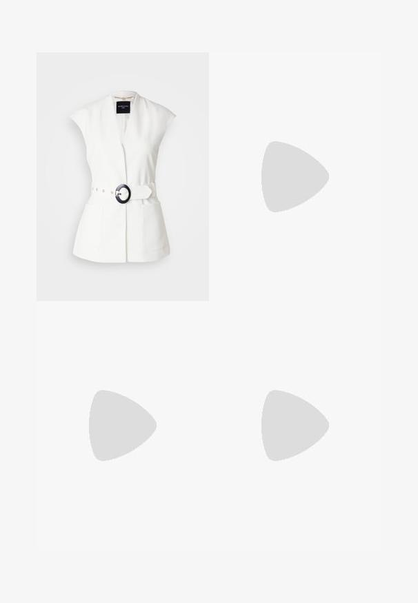 MARCIANO BY GUESS Blazer - white; Vestido negro de un solo hombro hecho de tela drapeada, con un acento dorado en el hombro, textura suave y diseño hasta la rodilla.; Zapato de charol negro de tacón alto, tipo slingback, con punta afilada, correa ajustable en el tobillo y lados abiertos. Textura lisa.; Bolso negro con forma estructurada, textura suave y un cierre metálico. Combinado con pantalones anchos negros y sandalias de dedo en un suelo de madera.