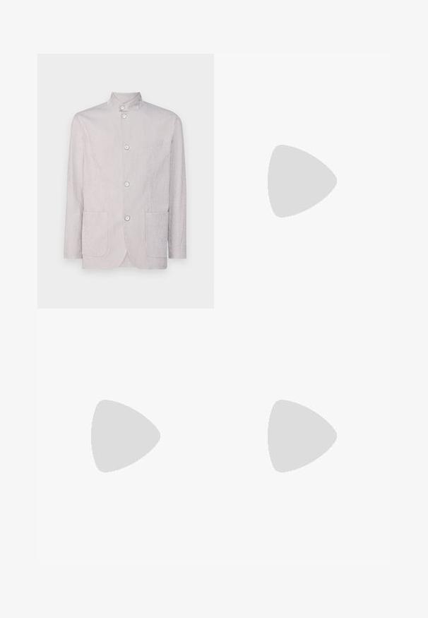 Hellegraue gestreifte Jacke mit Stehkragen, drei Knöpfen, zwei Vorderaschen und einer strukturierten Stoffoberfläche.; Schwarzes Langarmshirt mit vertikalen Streifen, zwei Brusttaschen, Kragen und Knopfverschluss. Weicher, texturierter Stoff.; Dunkelblaue Denim-Jeans, mit geradem Bein, fünf Taschen, Knopfverschluss, mit subtilen Auswaschungen und Nähdetails. Glatte Textur.; Schwarze Lederloafers mit glatter Textur, rundem Zehenbereich und einem dekorativen Riemen über dem Vorderfuß. Niedriger, gestapelter Absatz, minimalistisches Design.