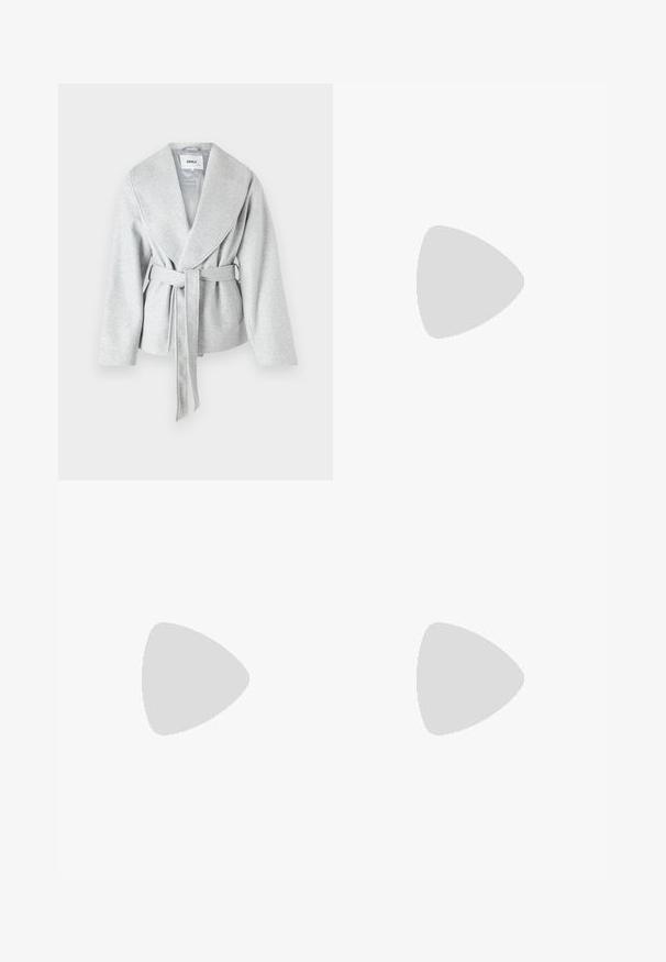 Cappotto avvolgente grigio con ampio rever, maniche lunghe e cintura in vita; realizzato in un morbido tessuto texturizzato.; Maglia a maniche lunghe bianca a collo alto realizzata in tessuto morbido ed elastico. Presenta un colletto alto e un design aderente, senza motivi o decorazioni visibili.; Jeans a gamba larga di colore azzurro chiaro realizzati in denim, con vita alta, design a cinque tasche e leggera scoloritura per un aspetto vissuto.; Sneakers platform bianchi realizzati in materiale sintetico liscio, con punta arrotondata, design con lacci e suola in gomma texture. Accento nero nel tallone.