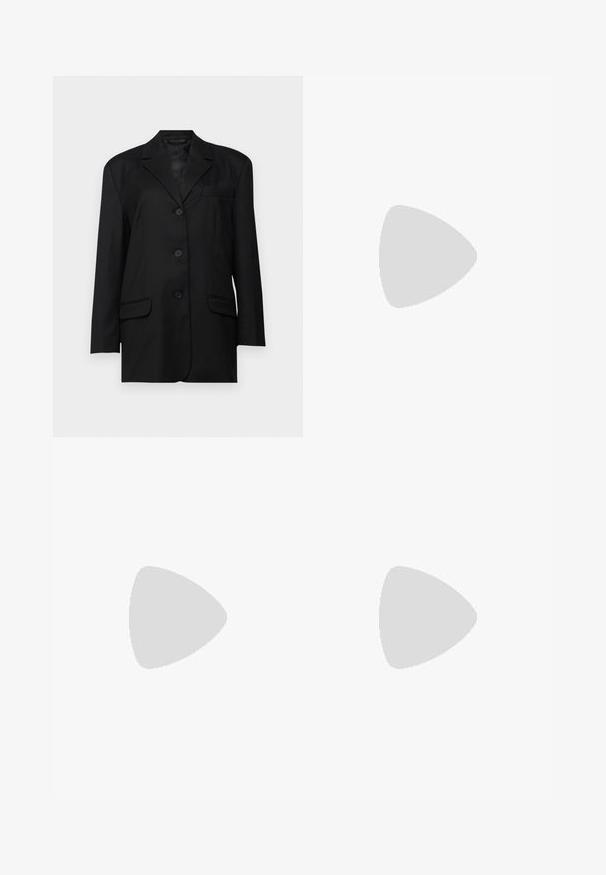 Svart blazer med spiss krage, enkel knappelukking, to frontlommer og en brystlomme; laget av glatt stoff med strukturert form.; Hvit cropped T-skjorte, korte vide ermer, myk bomullsmateriale, rund halslinning med subtilt oransje kantbånd, minimalistisk design, uten mønstre eller grafikk.; Sorte skreddersydde bukser med rett silhuett, med en glatt tekstur og klare pressede bretter foran. Ingen synlig maskinvare.; Beige blokk-høydesandaler med tynne stropper og firkantet tå. Glatt materiale med minimale detaljer, designet for enkel bruk.