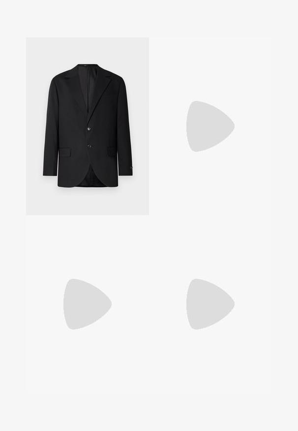 Schwarzer Blazer mit Reverskragen, Doppelknopfverschluss, zwei vorderen Taschen und einer Brusttasche. Glattes Material und taillierte Passform.; Weißes T-Shirt mit kurzen Ärmeln, lockere Passform, runder Ausschnitt, glattes Baumwollmaterial, ungeschmückter Rücken, gerader Saum, keine Muster oder Akzente.; Graue maßgeschneiderte Hose mit flachem Vorderteil, zwei Seitentaschen und einem einzigen Knopfverschluss. Glatte Textur mit dezentem Nadelstreifenmuster.; Schwarze Leder Slipper mit glatter Oberfläche, runder Spitze und dekorativer Naht auf dem Vorderblatt. Niedriger Blockabsatz und leichter Glanz.