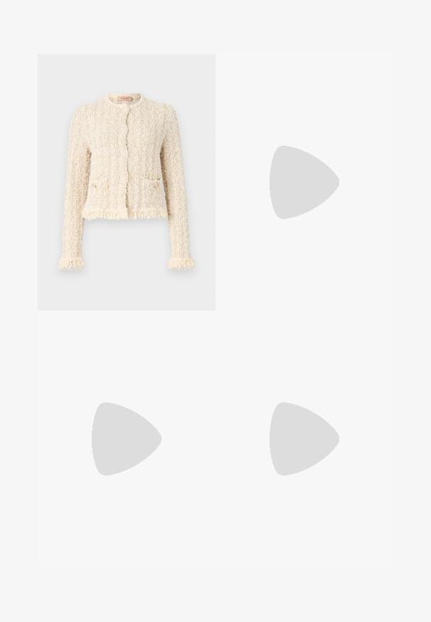 Cardigan crem texturat cu un design bouclé, guler rotund, margini franjurate la tiv și la manșete, buzunare frontale și închidere cu nasturi.; Tricou alb scurt, cu mâneci scurte și largi, din bumbac moale, cu decolteu rotund și un finisaj subtil portocaliu, design minimalist, fără modele sau grafice.; Pantaloni din bumbac alb, cu un design drept, având talie medie și fără hardware sau modele vizibile. Textură uniformă pe întreaga suprafață.; Botine negre din piele, cu vârf ascuțit, toc înalt și subțire, cu manșetă pliată și un detaliu decorativ cu cataramă aurie la gleznă.