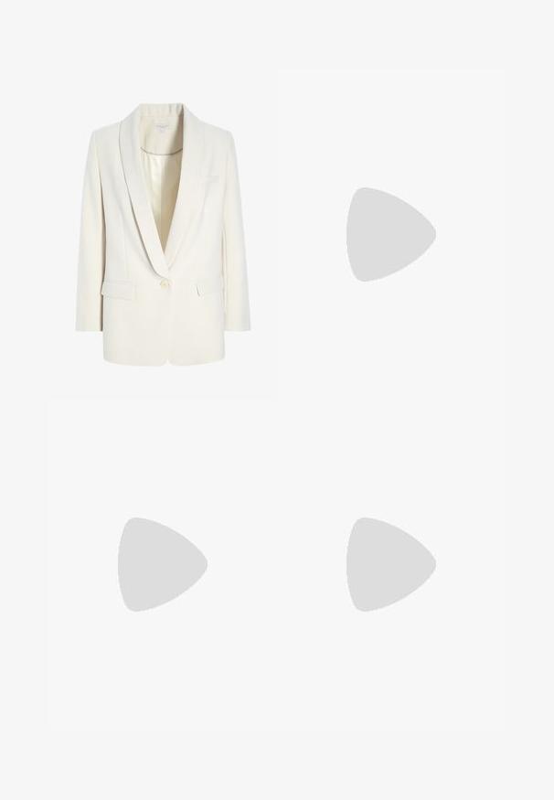 Cremefarbener Blazer mit Reverskragen, Ein-Knopf-Verschluss, zwei Fronttaschen und glatter Textur. Verfügt über ein helles Innenfutter.; Weißes Baumwoll-T-Shirt mit kurzen Ärmeln und rundem Ausschnitt. Besitzt ein kleines rotes Levi's-Logo auf der linken Brustseite.; Schwarze Denim-Hosen mit geradem Schnitt, fünf Taschen, Metallknopf und Nieten, glatte Textur und doppelt genähtem Saum.; Weiße Plattform-Sneaker aus glattem Leder mit perforierten Details und flachen Schnürsenkeln; ausgestattet mit einer dicken weißen Gummisohle.