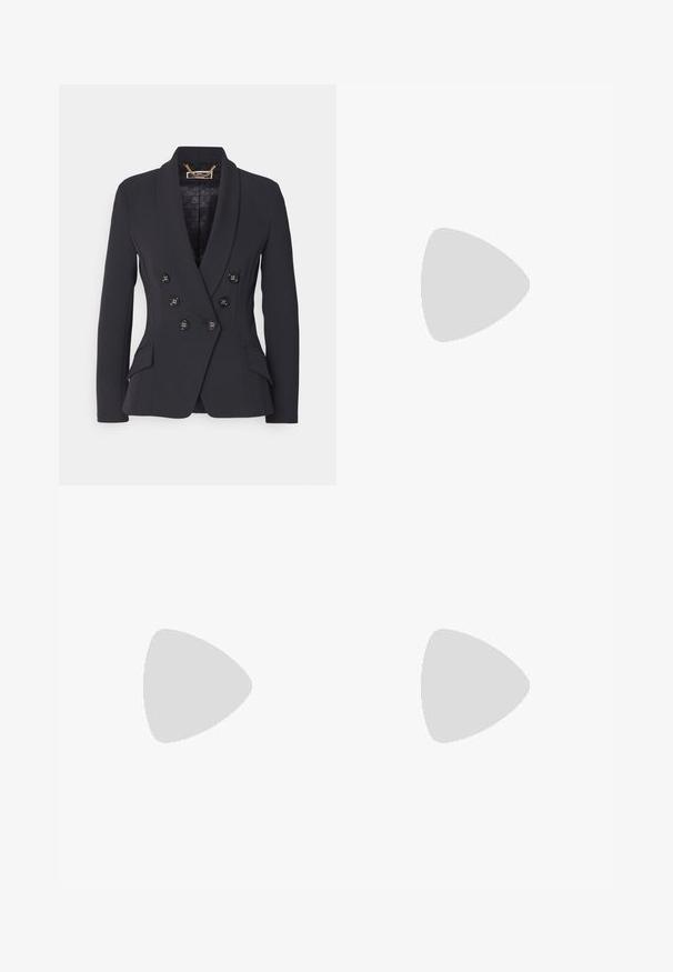 Elisabetta Franchi WOMENS JACKET - Blézer - nero; Fekete pamut póló kerek nyakkivágással, rövid ujjakkal és hímzett logóval a mellkasán. Egyszerű, laza szabás, minta nélkül.; Fekete, testhezálló nadrág egyenes szárú kivitelben, sima textúrával és éles redőkkel az elején. Nincs látható fémalkatrész.; Fekete bőr slingback magassarkúk, hegyes orral, vékony sarkakkal és arany színű részlettel a állítható pánton. Simа felület.
