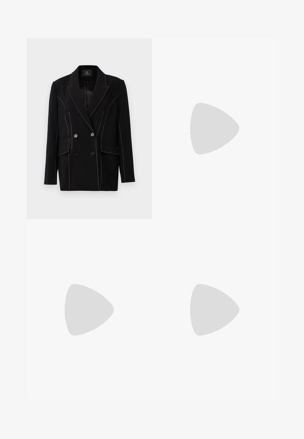 Blazer nero doppiopetto realizzato in tessuto intrecciato, con cuciture beige a contrasto, due tasche anteriori e bottoni neri.; Maglietta in cotone nera con scollatura tonda, maniche corte e logo ricamato sul petto. Design semplice e vestibilità rilassata senza motivi.; Pantaloni neri su misura con un design a gamba dritta, caratterizzati da una texture liscia e pieghe ben definite sul davanti. Senza hardware visibile.; Scarpa nera in pelle con tacco alto e cinturino alla caviglia, punta affusolata, superficie liscia e dettagli in metallo dorato.