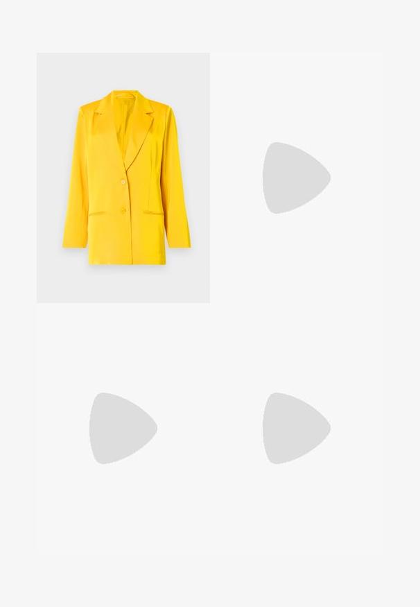 Blazer giallo realizzato in tessuto liscio, con colletto a scialle, due tasche frontali e due bottoni per la chiusura. Vestibilità sartoriale, maniche lunghe.; Maglietta nera a maniche lunghe con polsini svasati, texture morbida e vestibilità rilassata, con un semplice collo rotondo.; Morgan JILLY - Gonna a portafoglio - noir; Scarpe Mary Jane in pelle patent nera con punta appuntita, due cinturini regolabili e tacco a blocco spesso. Texture liscia e finitura lucida.; Borsa a tracolla in pelle nera con due manici lunghi, una texture liscia e una forma strutturata. Presenta una tasca frontale per ulteriore spazio di archiviazione.