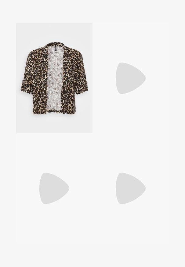 Jaguarprintet jakke lavet af blødt stof, med korte ærmer, åben front og en kontrasterende lysfarvet indvendig foring.; Sort og hvid T-shirt, rund hals, korte ærmer. Den sorte skjorte har gult solbroderi; den hvide har lilla halvmåne-accent.; Stradivarius MINIMALIST WITH SEAMS - Flared jeans - blue denim; Sorte patenterede hælsandaler med firkantet tå, ankelremme og sølvspænder. Har en chunky blokHæl for stabilitet.