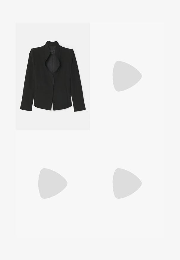 Emporio Armani GIACCA - Sacou - black; Tricou alb din bumbac, cu mâneci scurte, guler rotund, croi lejer și tiv cusut. Eticheta este vizibilă pe interiorul gulerului.; Pantaloni negri, călcați, cu un design drept, dotati cu bucle pentru curea și o textură netedă, confecționați dintr-un material ușor.; Adidași din piele albă cu o textură netedă, vârf rotund, ochiuri minime și talpă plată din cauciuc. Design simplu, fără accente suplimentare.