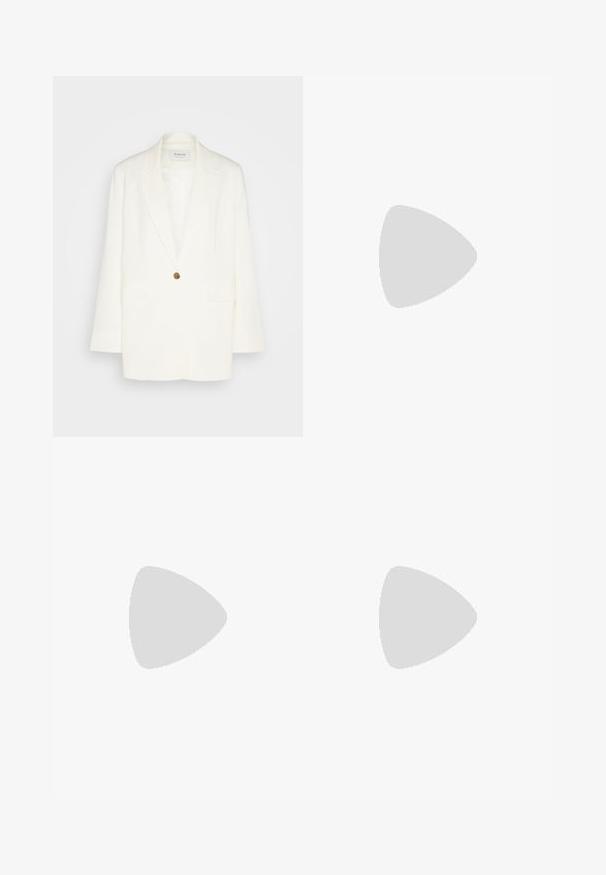 Bílý blazer s jedním hnědým knoflíkem, klopovými lapelami a dvěma předními kapsami. Strukturovaný design s hladkou texturou.; Bílá bezramínková šaty s kulatým výstřihem, přiléhavým střihem a délku po kotníky. Vyrobeno z hladkého materiálu s minimalistickým designem.; Černé lakované lodičky s špičatou špičkou a tenkým páskem na nártu, s jehlovým podpatkem a zlatou sponou na bílém pozadí.; Bílá veganská kožená kabelka s křivkovým designem, zdobená dekorativním šněrováním na stranách a jedním ramenním popruhem.