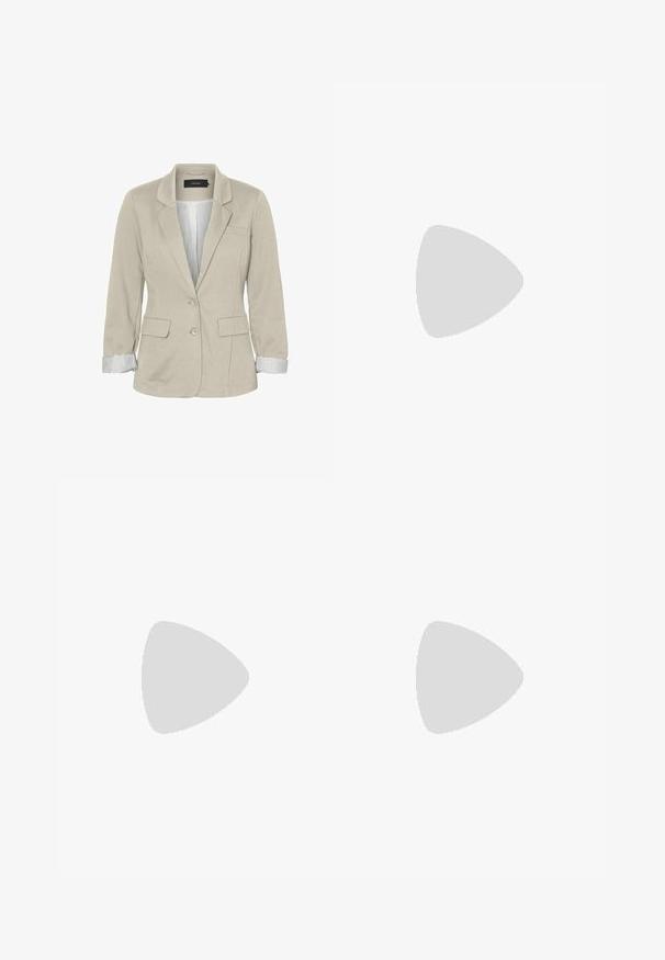 Vero Moda Blazer - oatmeal; Svart ärmlös crop top i mjukt tyg, med rund hals och en ren, enkel design utan mönster eller detaljer.; Svarta byxor med rak passform, utrustade med framfickor och sidoklyvningar vid fållen. Tillverkade av mjukt, slätt tyg. Lämpliga för olika tillfällen.; Svart lackläder slingback-klackar med spetsig tå, utskuren sidor och en liten fyrkantig klack. Slät textur med minimala accenter.
