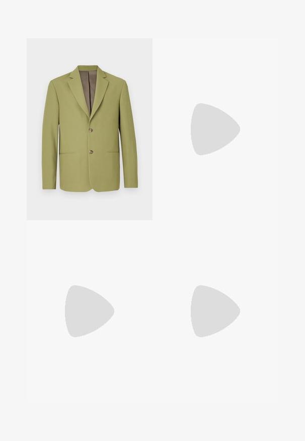 Blazer verde oliva con un design strutturato, revers a punta, due tasche frontali e foderatura interna marrone. Presenta una chiusura a due bottoni.; T-shirt in cotone nero con collo rotondo, maniche corte e stampa bianca del logo sul lato sinistro del petto. Design semplice e monocromatico.; Pantaloni neri realizzati in un tessuto liscio, con una piega sul davanti, chiusura con bottone e risvolti alla caviglia.; Mocassino in pelle nera con punta arrotondata, dettagli cuciti sottili e tacco basso, caratterizzato da una texture liscia e un design minimalista.