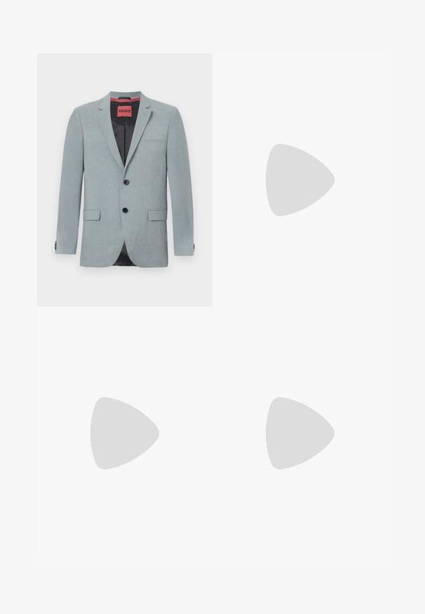 Hellgrauer Blazer aus strukturiertem Stoff, mit schwarzem Futter, zwei vorderen Taschen, Reverskragen und schwarzen Knöpfen. Rotes Etikett innen.; Helleblaue Langarmhemd aus glattem Stoff, mit Knopfleiste, spitzem Kragen und normaler Passform.; Schwarze Hose aus glattem Stoff. Sie hat einen geraden Schnitt, eine flache Vorderseite und einen Knopfverschluss mit einem schlichten Taillendesign.; Schwarze Leder-Oxfords mit glatter Oberfläche, Schnürdesign, runder Zehenform und dezenten Nähdetails. Mit einer schwarzen Gummisohle.