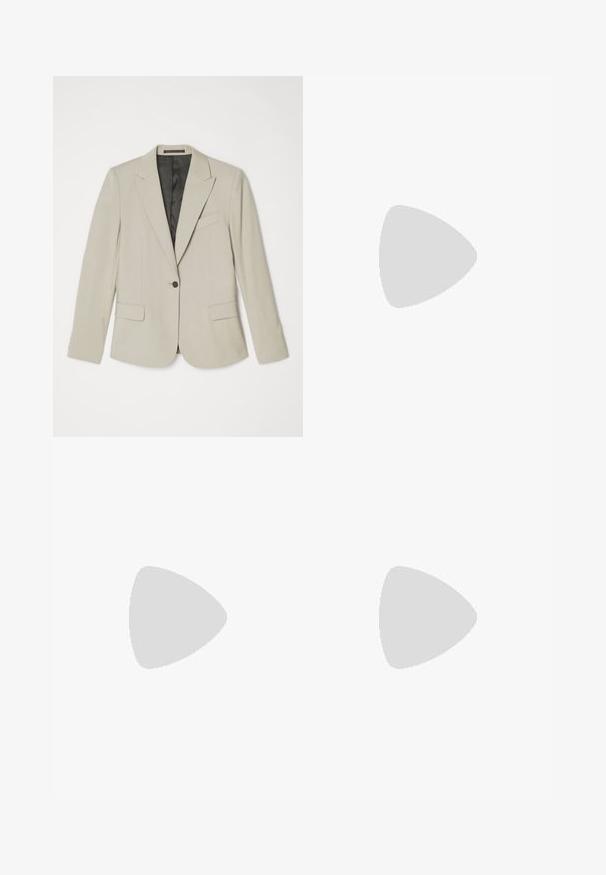 Filippa K SASHA beżowy; Biała turtleneck z długim rękawem, wykonana z gładkiego materiału. Dopasowany krój z minimalną ilością szwów, z wysokim kołnierzem i prostym dołem.; Ciemnobrązowe spodnie szerokie z plisami z przodu, z pętelkami na pasek w talii i mankietami u dołu, wykonane z gładkiego materiału.; Czarny botek sięgający kostki, wykonany z gładkiego materiału, z charakterystycznym spiczastym noskiem i smukłym obcasem w stylu szpilki, o jednolitej konstrukcji i bez widocznych elementów metalowych.; Czarna skórzana torebka o unikalnym kształcie półksiężyca. Posiada minimalistyczny design, gładką fakturę i subtelne logo. Regulowany pasek.