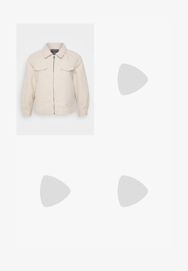 Fleece em tom bege claro com fecho de zip, gola e dois bolsos frontais. Apresenta um tecido texturizado e um corte descontraído.; Três t-shirts ajustadas em branco, cinza e preto. Cada uma possui um decote amplo e mangas curtas. Feitas de um tecido liso e elástico.; Calças pretas de corte alargado feitas de tecido elástico, com uma cintura alta e uma textura suave. As calças alargam-se a partir do joelho.; Ténis pretos de cano alto com solas e atacadores em borracha branca. Apresentam um emblema redondo e costuras contrastantes em branco. Material em lona.