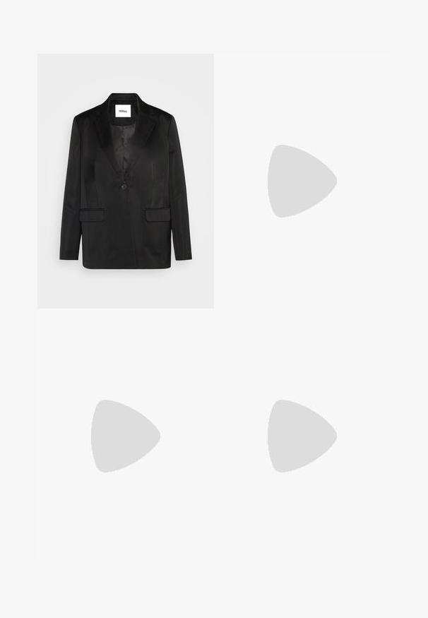 Svart blazer laget av glatt stoff, med skrått slag, enkelt knapp-lukking og to frontlommer. Skreddersydd silhuett og klassisk design.; Hvit bomull T-skjorte med korte pufferm, med små sølvdekorasjoner langs ermene. Klassisk rund hals, avslappet passform.; Svarte vide bukser med rynket liv, med to sidelommer og et glatt, lett stoff. Ingen synlige mønstre eller metalldeler.; Svart lær pumps med spiss tå, ankelrem og kraftig hæl. Flat tekstur, strømlinjeformet design og minimalisme.