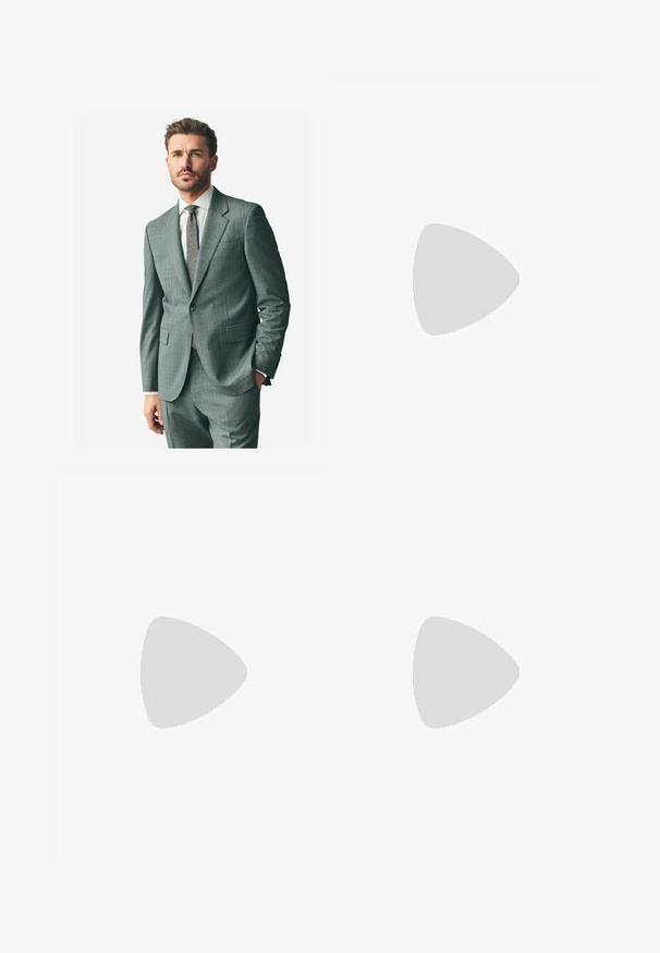 Suit grigio con texture, colletto a scollatura, pantaloni abbinati e camicia formale chiara. Gli accessori includono una cravatta a motivo e bottoni sulle maniche.; Camicetta a maniche corte con motivi astratti blu e bianchi a spirale, con accenti marroni. Realizzata in tessuto leggero.; Pantaloni neri realizzati in tessuto liscio, caratterizzati da un taglio dritto, due pieghe frontali e una vita standard con passanti per la cintura.; Mocassino in pelle nera con finitura liscia, caratterizzato da un design cucito e da un accento decorativo in catena metallica sul vamp. Tacco piatto.