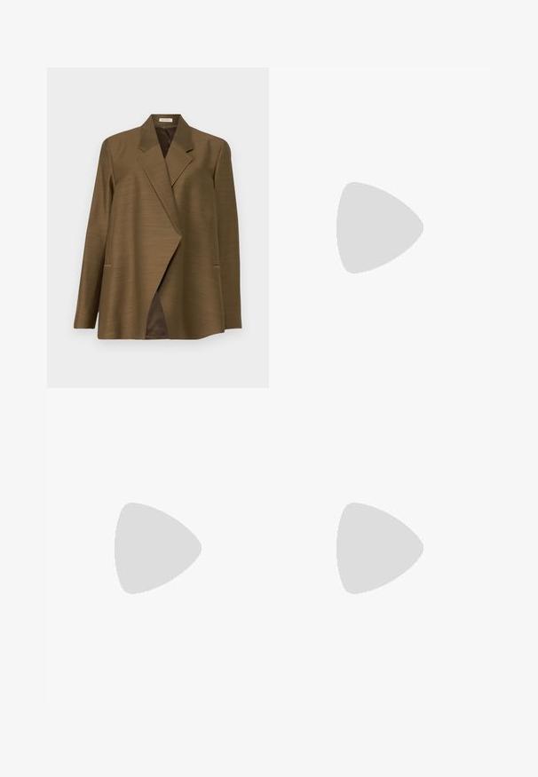 Sacou maro dintr-un material texturat, cu guler tip șal, față asimetrică și buzunare laterale. Nepreptat, cu o cădere elegantă.; Hanorac negru cu mâneci lungi, guler rotund și manșete ribbate. Prezintă o textură netedă și un detaliu subtil al logo-ului în față.; Pantaloni negri cu picioare late, confecționați dintr-un material neted, având talie înaltă, plii și un design croitorie. Accesorii simple negre la talie.; Botină neagră până la gleznă, confecționată dintr-un material neted, cu vârf ascuțit și toc subțire stileto, având un design uniform și fără elemente de prindere vizibile.