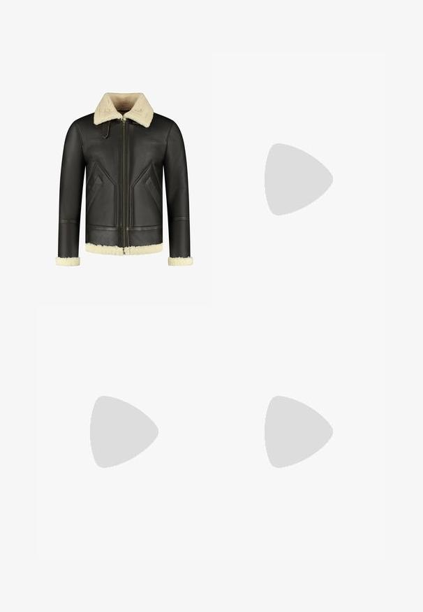 Giubbotto di pelle marrone con colletto e polsi in shearling crema. Presenta cuciture diagonali sul petto e una zip frontale. Finitura testurizzata in tutto il giubbotto.; T-shirt nera a maniche corte in cotone, con scollatura rotonda e un piccolo logo ricamato sul petto. Tessuto liscio, vestibilità standard.; Pantaloni neri con un design a gamba dritta, realizzati in un tessuto liscio. Presentano pieghe frontali e una chiusura a un bottone in vita.; Mocassini in pelle nera con finitura liscia, dotati di una cintura decorativa e cuciture a contrasto, abbinati a pantaloni beige.