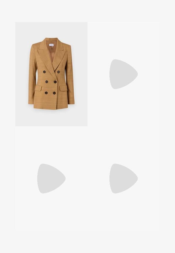 Dvouřadový blazer z látky v hnědé barvě, s klopovým límcem, dvěma předními kapsami a černými knoflíky. Hladká textura, strukturovaný design.; Bílá tričko s krátkým rukávem vyrobené z žebrované tkaniny. Kulatý výstřih, normální střih a jemné detaily šití. Bez vzorů nebo grafik.; Světle modrá denimová maxi sukně se střihém do tvaru A, která má boční rozparky a design s pěti kapsami. Výrazné švy a kovové zapínání na knoflík.; Černé kožené baletní byty s kulatou špičkou, hladkou texturou, minimálními švy a flexibilním designem podrážky.; Hnědá kožená kabelka s klopou, zlatými kovovými detaily, ramenním popruhem a hladkým povrchem. Kompaktní obdélníkový tvar.