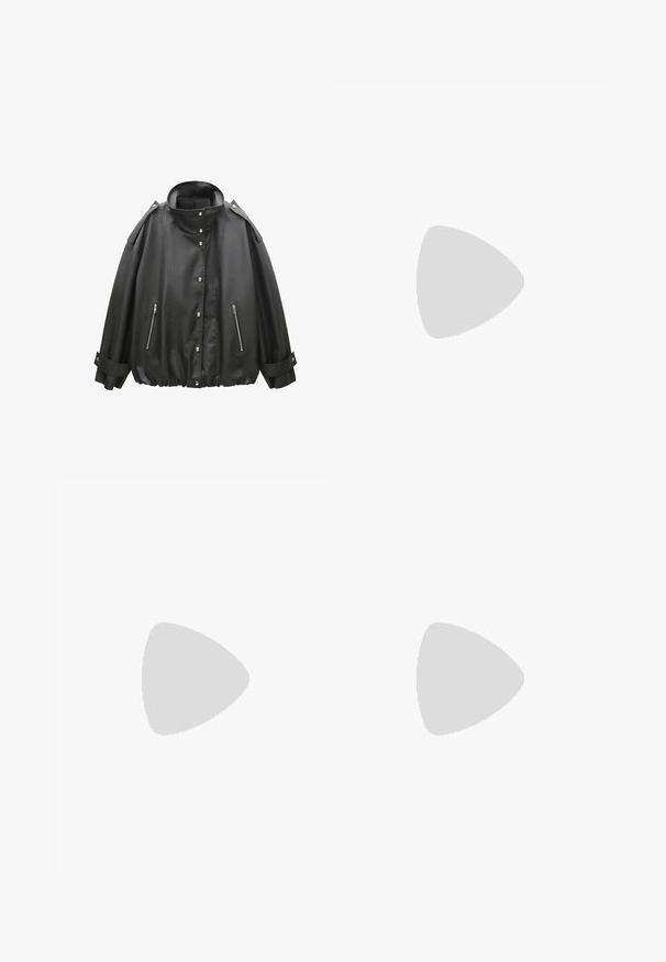 Mango Allvädersjacka - black; Vit t-shirt som är gjord av mjukt, lätt tyg. Har en rund halsringning och korta, vida ärmar med en avslappnad passform. Inga synliga mönster.; Svart vida jeans med hög midja, med två framfickor och metalldetaljer i form av knappar. Tyget har en mjuk textur.; Ljusgrå träningsskor med ovandel i mocka och mesh, som har tjocka snören, en texturerad gummisula och subtila sömnadsdetaljer.