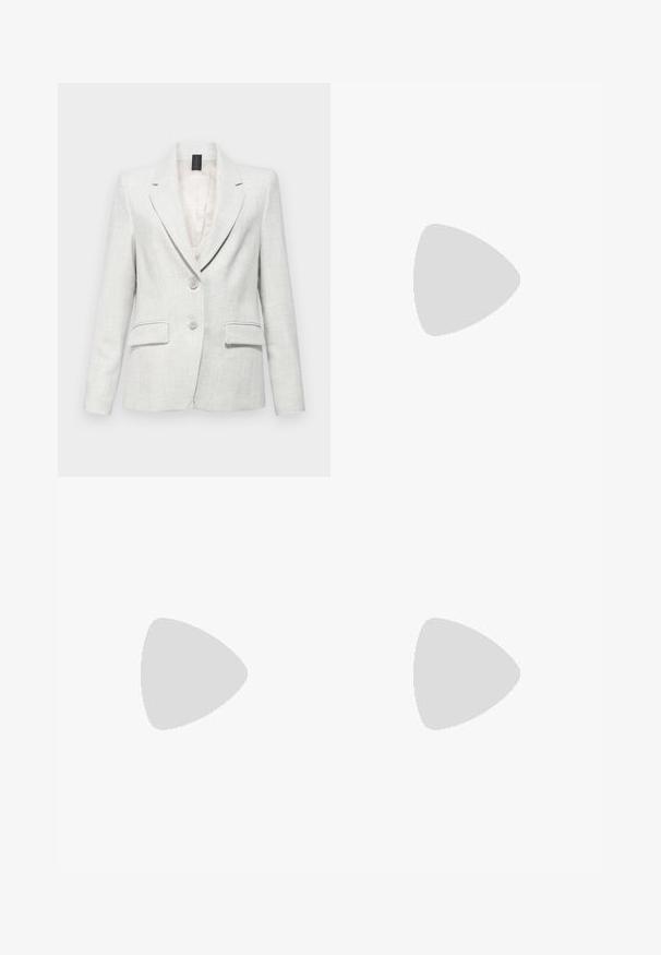 Vaaleanharmaa pusakka, joka on valmistettu tekstuurilla olevasta kankaasta. Siinä on lovellinen kaulus, kaksi etutaskua ja kaksi nappia vyötäröllä.; Musta puuvillapaita, jossa on pyöreä kaula-aukko, lyhyet hihat ja brodeerattu logo rinnassa. Yksinkertainen, rento istuvuus ilman kuvioita.; Mustat räätälöidyt housut suoraa lahjetta, joissa on sileä pinta ja terävät taitteet edessä. Ei näkyvää metalliosaa.; Musta patenttikiiltoinen slingback-korkokenkä, jossa on teräväkärkinen muoto, pieni korko ja leikkauksella varustettu suunnittelu vampaassa. Kultasävyinen metallivanhus sivulla.; Mustalla nahkalaukulla, jossa on jämäkkä muotoilu, lyhyt malli, yläkahva ja kultaiset yksityiskohdat. Säädettävä olkahihna sisältyy.