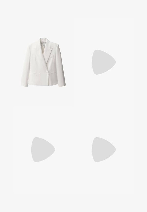 Bílý dvouřadý blazer z hladkého materiálu, s klopami, dvěma předními kapsami a jednou náprsní kapsou.; Bílý elastický top vyrobený z žebrované tkaniny s krátkými rukávy a na bocích nařasenými detaily pro texturu a tvar.; Bílé široké kalhoty vyrobené z lehké tkaniny. Mají elastický pas se šňůrkou a boční kapsy. Hladká textura.; Béžové sandály na podpatku s tenkými překříženými pásky, otevřenou špičkou a čtvercovým blokovým podpatkem. Hladký lakovaný povrch, nastavitelný pásek kolem kotníku.; Sluneční brýle ve stylu želvoviny s obdélníkovými čočkami, silnými rámy a tmavými zbarvenými čočkami. Hladký povrch a minimalistický design.