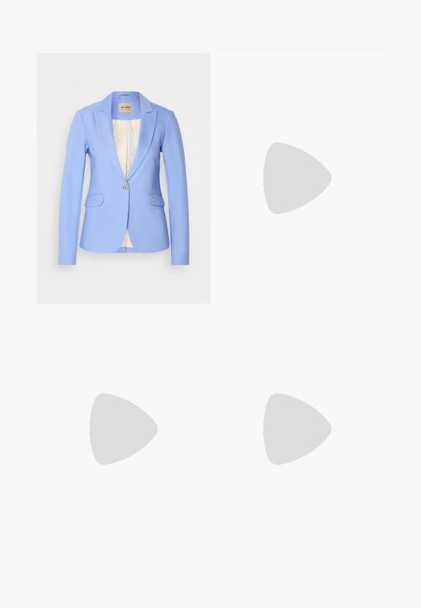 Světle modrý blazer s lesklým saténovým povrchem, na jediné knoflíky, dvěma předními kapsami a vzorovanou podšívkou. Klasický design klopy.; Bílé tričko s krátkým rukávem vyrobené z měkké bavlny. Má kulatý výstřih a volný střih. Čistý design bez viditelných vzorů nebo akcentů.; Světle modré lněné kalhoty s rovnými nohavicemi, zapínáním na knoflík a ohrnutým lemem. Hladká textura, navrženo pro volnočasové nošení.; Světle růžové slingback baleríny s špičatou špičkou, vyrobené z hladkého koženému materiálu. Obsahují vystřihovací detaily po stranách a plochý podpatek.