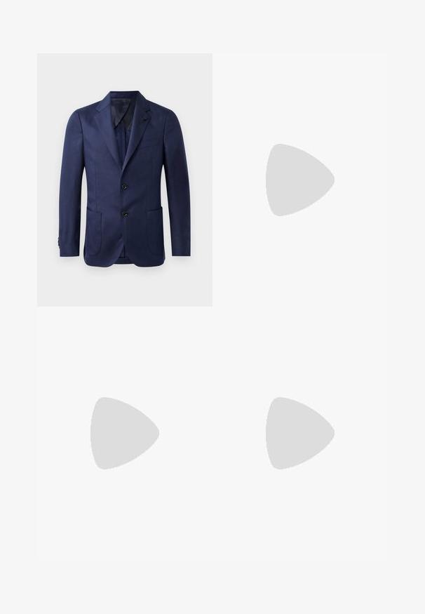 Marineblazer met een geknipt revers, twee voorzakken, sluiting met twee knopen en een soepele stofstructuur. Kenmerkend zijn de zwarte knopen en het strakke ontwerp.; Korte mouwen polo in lichtbeige met een ritskraag. Gemaakt van gladde stof, voorzien van een eenvoudig, modern ontwerp zonder patronen.; Donkerblauwe op maat gemaakte broek, gemaakt van gestructureerde stof, met een hoge taille, plooien en verstelbare zijbanden voor een goede pasvorm.; Zwarte leren instapper met een glanzende afwerking, een ronde neus, subtiele stiksels en een dikke rubberen zool voor duurzaamheid.