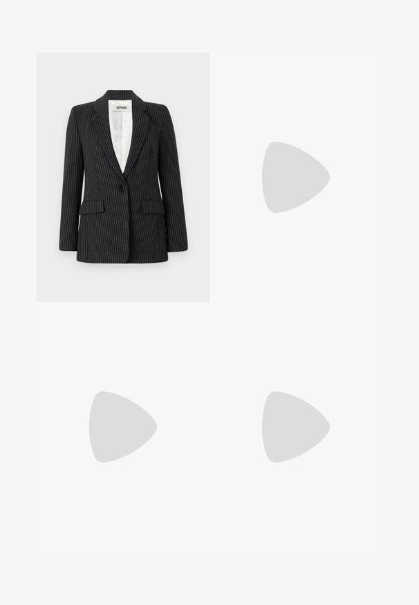 DRYKORN ATLIN - Blazer - black; Hvid skjorte med knap-og-op-lukning i afslappet pasform, der har spread krave, lange ærmer og en let forkortet kant. Glat, let stof.; Sorte brede bukser lavet af glat stof, med en flad front, plisserede detaljer og bæltestropper i taljen.; Sorte læderloafers med en struktureret finish, der har et rektangulært bånd over vamps og et groft, klodsede således design.