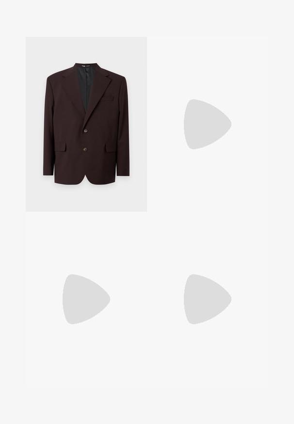 Selected Homme SLHRELAX brązowy; Czarna bawełniana koszulka, krótkie rękawy, okrągły dekolt, jednolity kolor, lekki materiał, gładka faktura, bez widocznych wzorów ani grafik.; Szare spodnie o dopasowanym kroju z subtelną teksturą, prostym kroju i zapięciem na guzik z przodu. Posiadają szlufki na pasek i boczne kieszenie.; Czarne skórzane buty z okrągłym noskiem, sznurowanym zapięciem i grubą, fakturowaną podeszwą. Noszone z dopasowanymi czarnymi spodniami i swetrem z prążkowanej tkaniny.