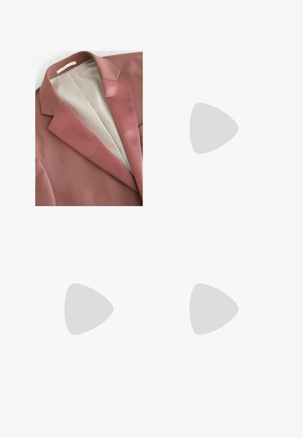 Blazer color ruggine con una texture liscia, caratterizzato da un rever in satin e foderato in crema. Design semplice senza motivi o accessori visibili.; Polo shirt nera con scollatura a V e tessuto strutturato. Presenta un colletto ribattuto e un'etichetta che mostra il marchio e le informazioni sulle taglie. Vestibilità regolare.; Jeans neri a gamba dritta con design a cinque tasche, chiusura con bottone e zip, e etichetta del marchio Pier One sulla cintura.; Sneaker con una parte superiore in suede beige chiaro e pelle bianca, logo Nike Swoosh nero, dettagli neri e una suola in gomma bianca con il marchio "AIR".