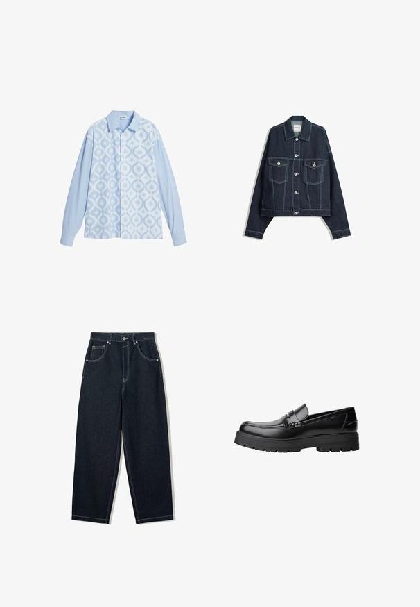 Donkerblauwe spijkerjas met witte contrasterende stiksels, sluiting met knopen aan de voorkant, twee klepborstzakken en lange mouwen.; Blauw geblokt shirt met een mix van ruit- en streeppatronen, met lange mouwen en een klassieke kraag. Lichtgewicht stof.; Wijdbenige, donkerblauwe spijkerbroek met contrasterende witte stiksels, vijf zakken en een knoopsluiting. Voorzien van een hoge taille.; Zwarte leren loafer met een chunky profielzool en een decoratieve band over de bovenkant, weergegeven in het linkerzijprofiel op een witte achtergrond.