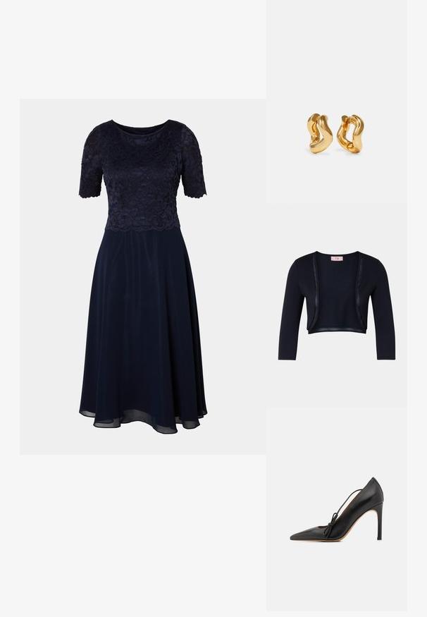 Marineblå kort cardigan med en blød, glat tekstur, der har lange ærmer og satin detaljer langs den åbne front.; Mørkeblå kjole med et blondeoberdel, korte ærmer og en svævende nederdel. Glat tekstur og knælængde bund med en subtil glans.; Sorte læder højhælede sko med spidse tæer, delikate lace-detaljer og en slank silhuet. Blank finish med en tan sål.; Guldtonede hoops øreringe med et bølget design, der har en glat, blank overflade og en strømlinet form. Ingen synlige spænder.