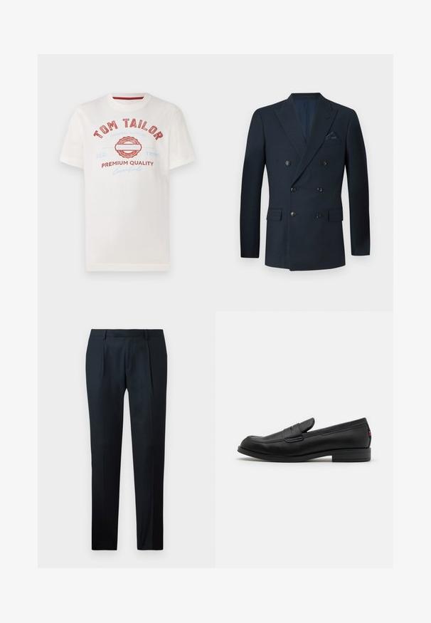 Podwójnie zapięta marynarka w kolorze granatowym, wykonana z teksturowanej tkaniny, z sześcioma czarnymi guzikami, dwiema przednimi kieszeniami oraz kieszonką na piersi z jedwabną chusteczką.; Biała bawełniana koszulka z czerwonym i niebieskim nadrukiem, zawierająca napis "TOM TAILOR", okrągłe logo oraz tekst "PREMIUM QUALITY" w różnych czcionkach.; Czarne spodnie o dopasowanym kroju, wykonane z gładkiego materiału, z wąskim fasonem, dwoma fałdami z przodu i płaskim pasem bez widocznych elementów hardware.; Czarne skórzane loafersy o gładkim wykończeniu, zaokrąglonym czubku i małym dekoracyjnym klapku. Posiadają niską, warstwową podeszwę oraz subtelny detal z brandingiem.