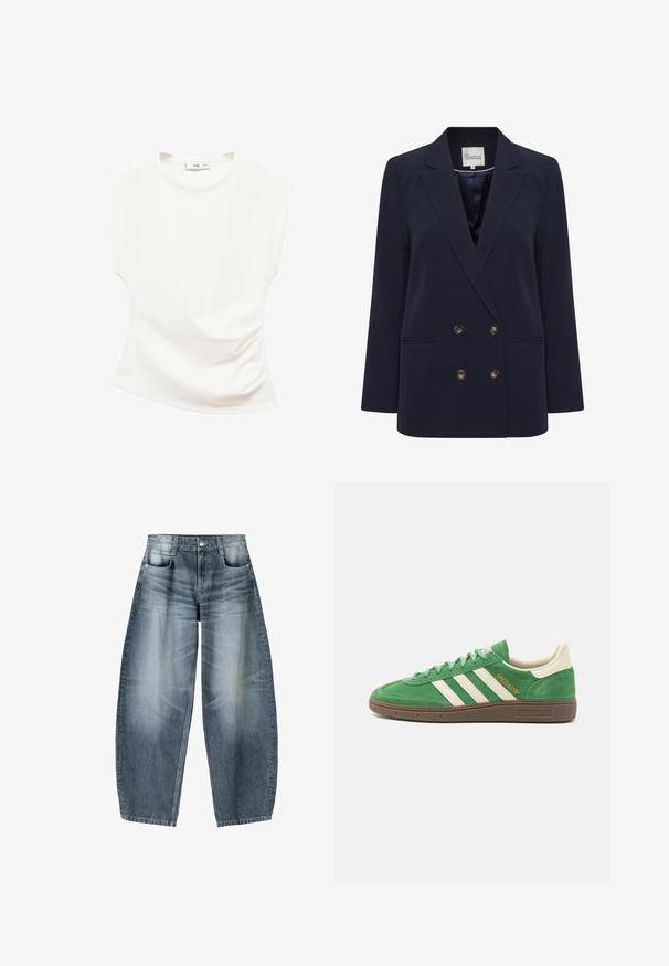 Námořnický modrý dvouřadý blazer vyrobený z hladké látky. Obsahuje dvě přední kapsy a zlaté knoflíky; strukturovaný límec a uvolněný střih.; Bílý kráťasestřihový top s mírně zakřiveným lemem a hladkou, elastickou texturou. Disponuje kulatým výstřihem a minimalistickým designem.; Džínsy s širokými nohavicemi vyrobené z světle modrého denimového materiálu s vybledlým vzhledem, s pěti kapsami, zapínáním na knoflík a minimálními stehy.; Zelené semišové tenisky s bílým designem tří pruhů, krémovými detaily a hnědou texturovanou podrážkou. "SPEZIAL" vyšívané zlatou barvou na boku.