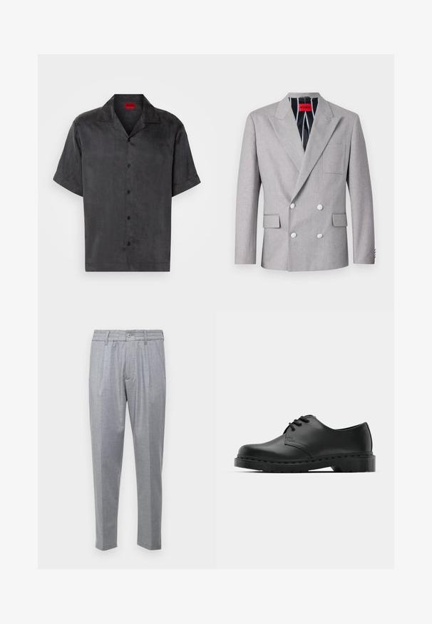 Grijze dubbelvoudige blazer van textuurstof. Heeft pieklapels, twee voorzakken en witte knopen. Voering met gestreept patroon.; Korte mouw, geknoopte shirt van donkergrijze stof met een gladde textuur; voorzien van vijf zwarte knopen en een rood merklabel bij de hals.; Lichtgrijze broek van een textuurstof, met plooien, een klassieke tailleband en taps toelopende pijpen. Knopsluiting aan de voorkant.; Zwarte leren oxford schoenen met vetersluiting, ronde neus, platte rubberen zool en subtiele stiksel details langs het bovenwerk.