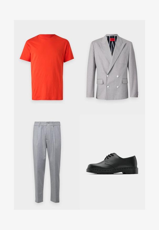 Blazer grigio doppiopetto realizzato in tessuto testurizzato. Presenta rever a punta, due tasche frontali e bottoni bianchi. Fodera con motivo a righe.; T-shirt in cotone rosso con maniche corte, colletto rotondo e dettaglio del logo tono su tono sul lato sinistro del petto. Tessuto morbido e vestibilità regolare.; Pantaloni grigi chiari con tessuto testurizzato, caratterizzati da pieghe, una vita classica e gambe affusolate. Chiusura a bottoni sul davanti.; Scarpa oxford in pelle nera con design con lacci, punta arrotondata, suola piatta in gomma e dettagli di cucitura discreti lungo la parte superiore.