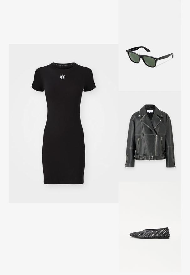 Fekete bőr motoros dzseki kivágott gallérral, átlós cipzárral és két cipzáras zsebbe. Övvel ellátott derék és strukturált varrások jellemzik.; Fekete, testhez simuló ruha rövid ujjakkal, kerek nyakkivágással és egy kis kör alakú logóval a mellkasán. Nyújtható anyagból készült.; Fekete szőtt slip-on cipő, rácsos mintázattal, lapos talppal és sima gumiból készült anyaggal, amely légáteresztő és rugalmas.; Fekete műanyag napszemüveg zöld lencsékkel, négyzet alakú kerettel, ezüst díszítéssel a keret felső részén, valamint texturált szárakkal. A márka neve a belső száron található.