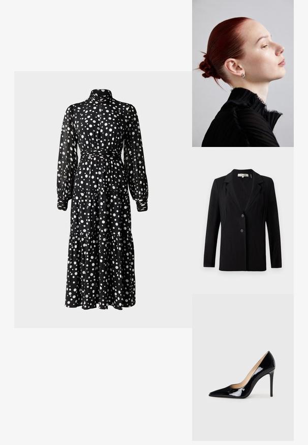 Fekete blézer, amelynek hajtott gallérja, két elülső gombja és szabott varrásai vannak. Simára szőtt anyagból készült, hosszú ujjú és strukturált fazonnal rendelkezik.; Diane von Furstenberg SAI DRESS - Nappali ruha - spot light; Fekete lakkbőr magas sarkú pumpa hegyes orral és elegáns sziluettel. Simább, fényes felülettel és karcsú tűsarokkal rendelkezik.; Ezüst fülbevalók, texturált fekete, pliszézett, magas nyakú top, és sima, szoros bunba tűzött vörös haj. Oldalsó profil világos háttér előtt.