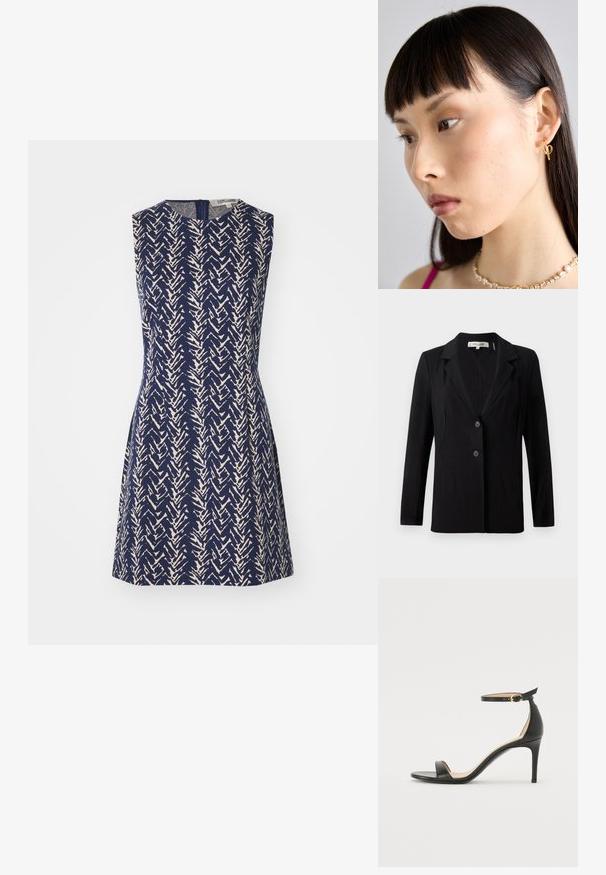Crni blazer s izrezanim ovratnikom, dva prednja gumba i krojenim šavovima. Izrađen od glatkog materijala s dugim rukavima i strukturiranim krojem.; Haljina bez rukava od tamnoplave tkanine s kremastim cik-cak uzorkom, okruglim izrezom i zatvaračem na leđima. A-linija.; Crne kožne sandale na visokom potpeticu s remenom oko gležnja. Imaju glatku teksturu, otvoreni prst i tanku potpeticu. Detalj s kopčom u zlatnoj boji.; Zlatna naušnica u obliku kružne petlje nošena na desnom uhu, s otvorenim dizajnom. Model ima ravnu, tamnu kosu i minimalnu šminku.