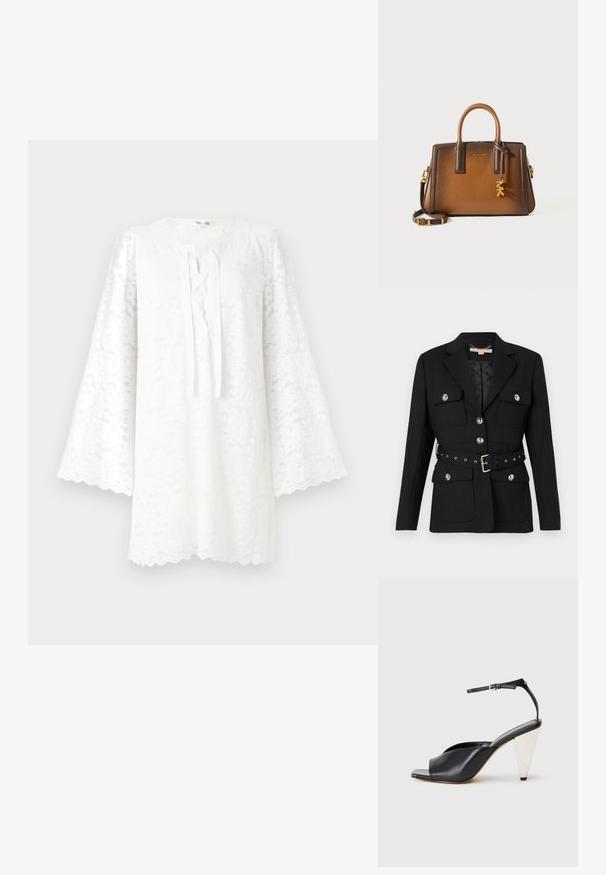 Černý blejzr se dvěma předními kapsami, stříbrnými knoflíkovými akcenty a stahovacím páskem v pase s detaily s přezkou a očky. Přizpůsobený střih.; Bílá krajková tunika s kulatým výstřihem, dlouhými rozšířenými rukávy a detailem zavazování vpředu. Zoubkovaný lem dodává texturu a vizuální zajímavost.; Černé kožené sandály na vysokém podpatku s otevřenou špičkou, asymetrickým designem, ankle strap a kovovým kuželovitým podpatkem. Hladký povrch po celé délce.; Hnědá kožená kabelka s dvojitými uchy, odnímatelným ramenním popruhem, zlatými kovovými doplňky a dekoračním přívěskem se slabikou "MK."