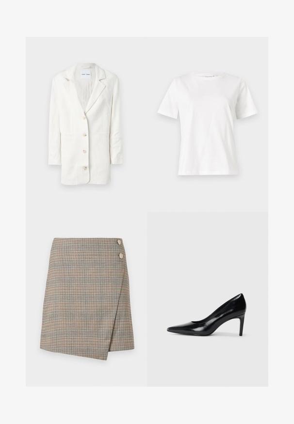 Blazer bianco realizzato in tessuto leggero, con design a un petto, rever a punte e tre bottoni frontali con asole abbinate.; T-shirt bianca in cotone con maniche corte, scollatura rotonda e vestibilità rilassata. Struttura liscia, senza motivi né accenti, design minimalista.; Gonna avvolgente grigia a quadri con linee arancioni, marroni e crema. Caratterizzata da due grandi bottoni decorativi in vita e una finitura pulita.; Scarpa con tacco alto in pelle nera, con punta affusolata, texture liscia e tacco rastremato. Design minimalista, senza ulteriori decorazioni.