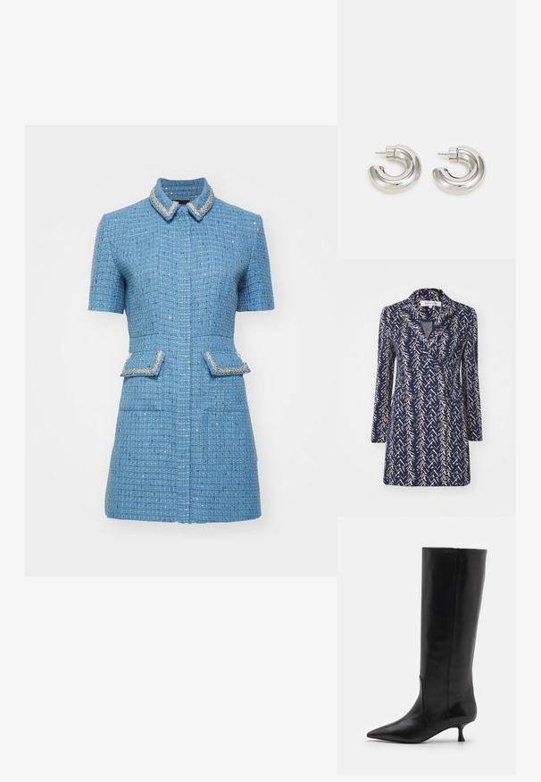 Granatowy, dwurzędowy płaszcz z beżowym abstrakcyjnym wzorem, z klapami w kształcie notcha, długimi rękawami i dwiema przednimi kieszeniami. Miękka tekstura materiału.; Maje RILYA niebieski; Stuart Weitzman - Kozaki; Srebrne kolczyki w kształcie kółek o gładkim, zakrzywionym kształcie i teksturowanej powierzchni, z sztyftem do zapięcia.