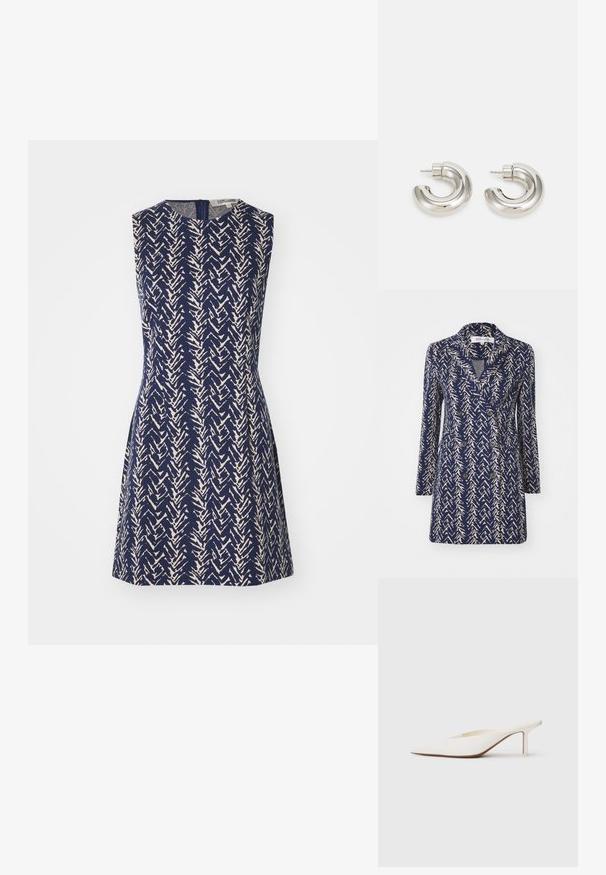 Granatowy, dwurzędowy płaszcz z beżowym abstrakcyjnym wzorem, z klapami w kształcie notcha, długimi rękawami i dwiema przednimi kieszeniami. Miękka tekstura materiału.; Sukienka bez rękawów w granatowym materiale z kremowym wzorem w zygzaki, z okrągłym dekoltem i zamkiem błyskawicznym z tyłu. Sylwetka w kształcie litery A.; Białe mule z ostrym noskiem i niskim obcasem w kształcie słupka. Wykonane z gładkiego materiału o minimalistycznym designie i subtelnym brązowym detalem na podeszwie.; Srebrne kolczyki w kształcie kółek o gładkim, zakrzywionym kształcie i teksturowanej powierzchni, z sztyftem do zapięcia.