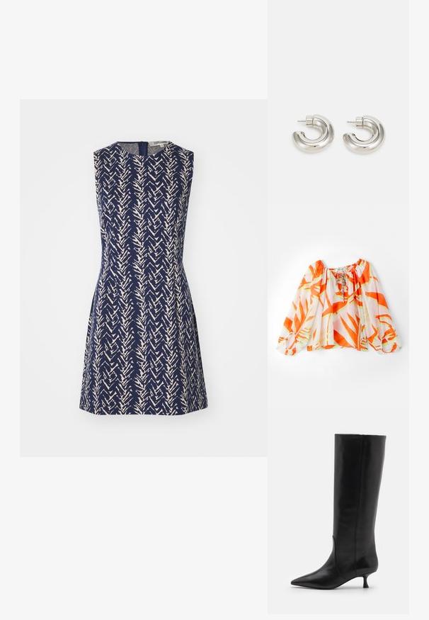 Navyblauer doppelt geknöpfter Mantel mit einem beigen abstrakten Muster, mit Reverskragen, langen Ärmeln und zwei Vordertaschen. Weiche Stoffstruktur.; Leichte, schulterfreie Bluse mit einem tropischen Blättermuster in Orange und Grün, elastischen Bündchen und Kordelzug am Hals. Weicher Stoff.; Ärmelloses Kleid aus marineblauem Stoff mit einem cremefarbenen Zickzackmuster, runder Ausschnitt und einem Reißverschluss auf der Rückseite. A-Linie Silhouette.; Stuart Weitzman BOOT - Stiefel - black; Silberfarbene Creolen mit einem glatten, geschwungenen Design und strukturierten Oberflächen, ausgestattet mit einem Stecker zum Befestigen.