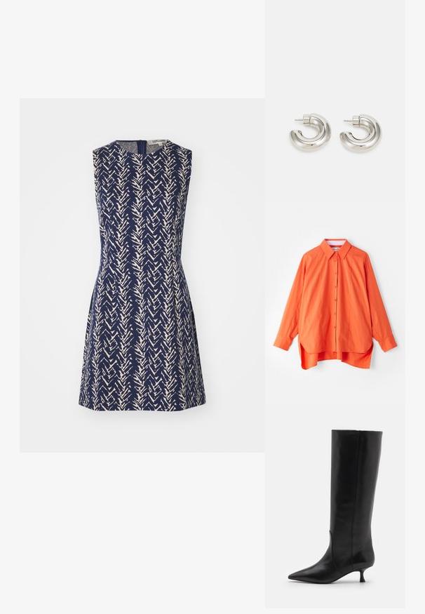 Mørkeblå dobbeltradet frakke med et beige abstrakt mønster, almindelige revers, lange ærmer og to forlommer. Blød stoftekstur.; Orange knap-skjorte med krave, lange ærmer og let buet kant. Fremstillet af et glat stof med en afslappet pasform.; Ærmeløs kjole i marineblåt stof med et cremefarvet zigzag-mønster, rund halsudskæring og lynlås lukning bagpå. A-line silhuet.; Stuart Weitzman BOOT - Høje støvler/ Støvler - black; Sølvfarvede hoops øreringe med et glat, buet design og tekstureret overflade, der har en stud post til fastgørelse.