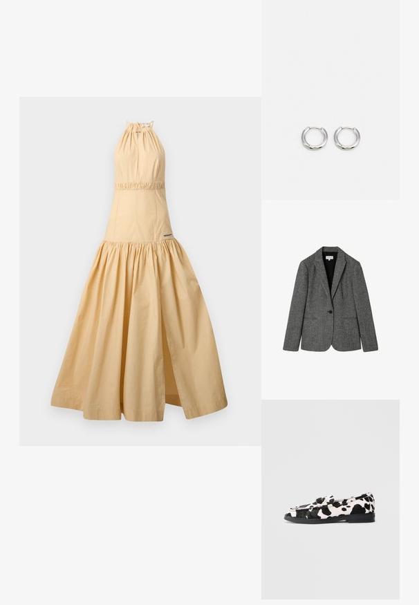 Szary żakiet z mieszanki wełny, z wyłami i zapięciem na jeden guzik, oraz dwoma przednimi kieszeniami. Teksturowany materiał z delikatnym wzorem.; Sukienka na halter w jasnobeżowej bawełnie, z marszczonym pasem, zwiewnym dołem i bocznym rozcięciem. Etykieta marki widoczna przy dolnej krawędzi.; Czarno-białe loafersy w krowi wzór z płaską gumową podeszwą, charakteryzujące się gładką fakturą i okrągłym noskiem. Regulowany pasek na górze.; W pleciona torba w ciemnooliwkowej skórze, z okrągłym uchwytem na górze i miękką, teksturowaną powierzchnią w stylu hobo.; Srebrne kolczyki w kształcie obrączek z polerowanym wykończeniem, mające okrągły kształt i zapięcie na zawias, podkreślające elegancki i minimalistyczny design.