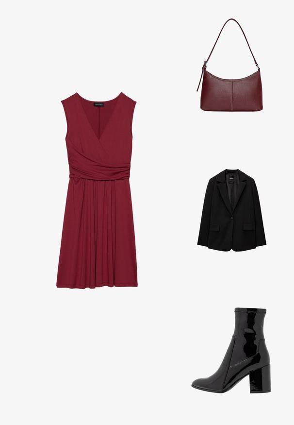 Schwarzer Blazer aus glattem Stoff mit einem Knopfverschluss, abgesetztem Revers und zwei vorderen Taschen. Minimalistisches Design, taillierte Passform.; Burgunderfarbenes, ärmelloses Kleid mit Wickeldesign, geraffter Taille und weichem, fließendem Stoff, der bis zu einem knieumspielenden Saum reicht.; Schwarze, lackierte Knöchelstiefel mit glatter Textur, spitzem Zeh und strukturiertem Blockabsatz. Verfügt über ein reißverschlussfreies Design und kontrastierende Nähte.; Bordeauxfarbene Ledertasche mit geschwungener Form, einem einzigen Schulterriemen und gesteppten Details in der Mitte. Glatte Textur, minimales Zubehör.