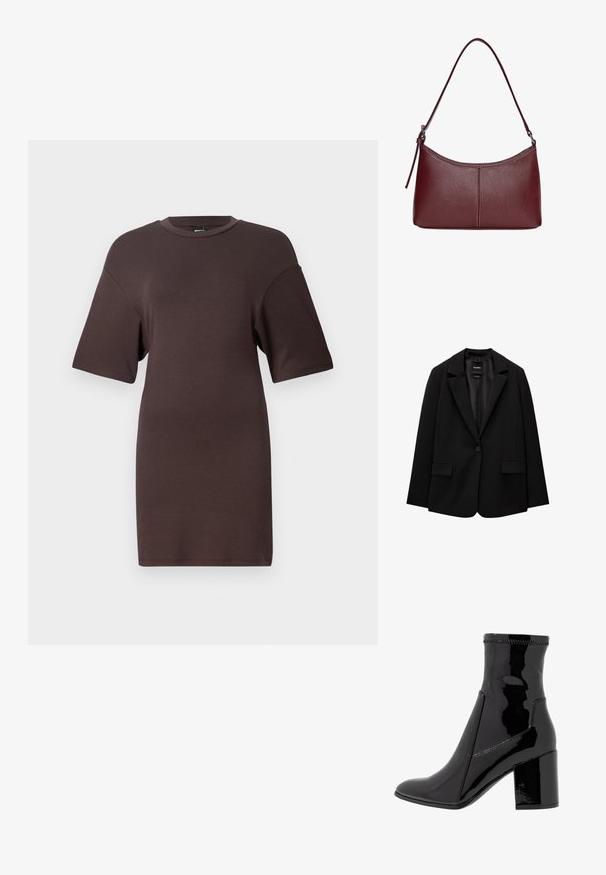 Crna jakna od glatkog materijala s jednom dugmadi, s urezanim reverima i dva prednja džepa. Minimalistički dizajn, kroj prilagođen figuri.; Smeđa oversized majica haljina s kratkim rukavima, okruglim izrezom i mekim tekstilom, koja ima opušteni kroj i minimalistički dizajn.; Crne lakirane gležnjače sa glatkom teksturom, šiljastim prstom i strukturiranim blok potpeticama. Posjeduje dizajn bez zatvarača i kontrastno šivenje.; Bordo kožna torba s zakrivljenim oblikom, jednim remenom za rame i šivenim detaljima na sredini. Glatka tekstura, minimalni dodaci.